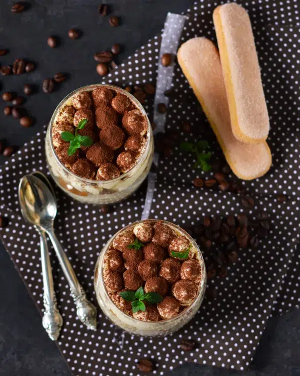 Desserts de tiramisu en verrines avec biscuits