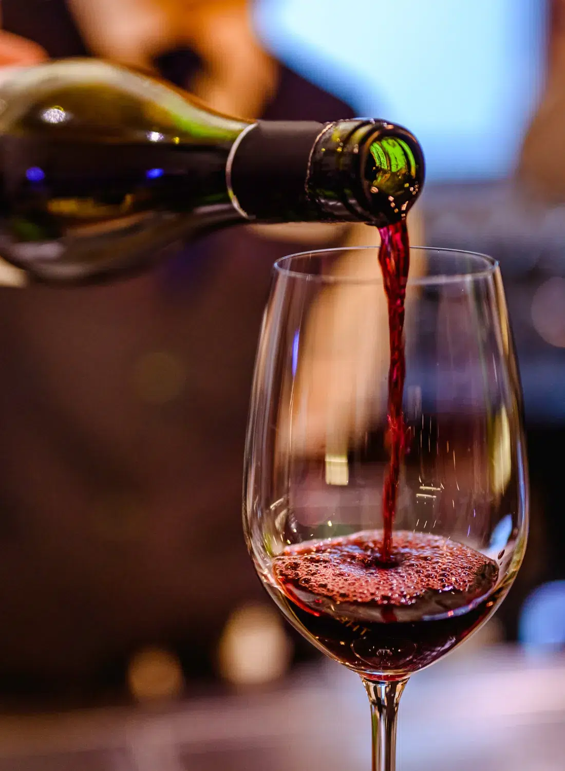 Vin rouge versé dans un verre
