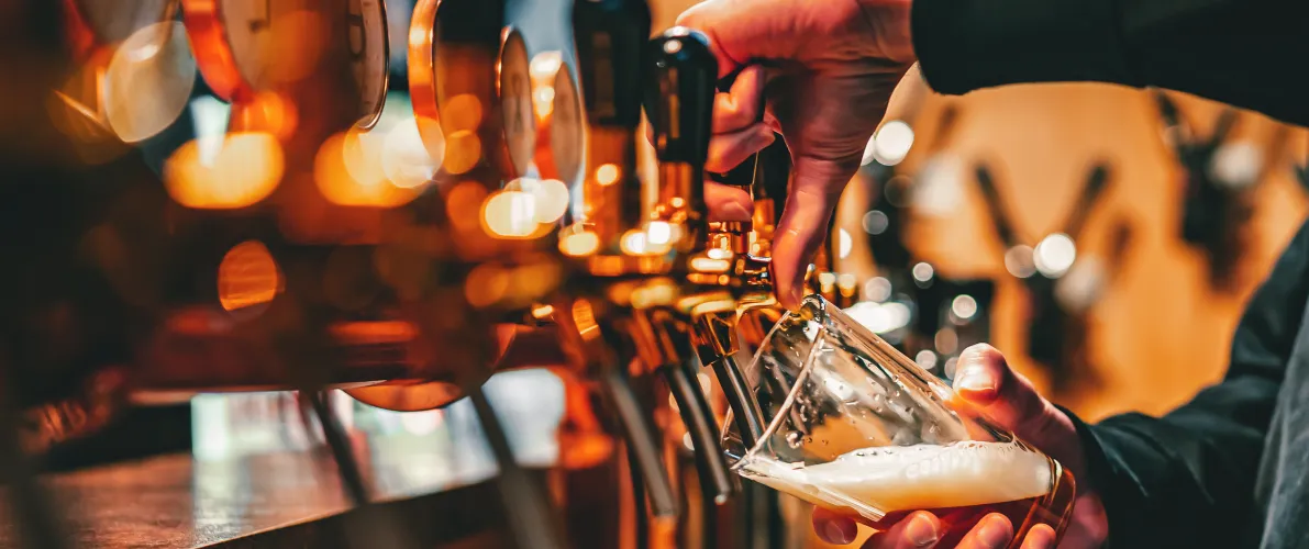 Personne servant de la bière pression